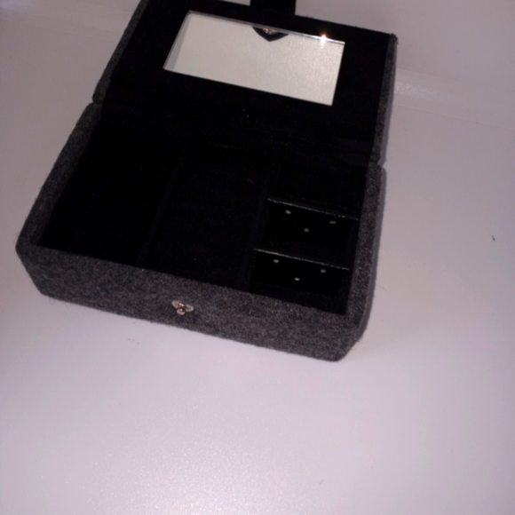 Mini gray jewelry box with snap button closure - Picture 6 of 9